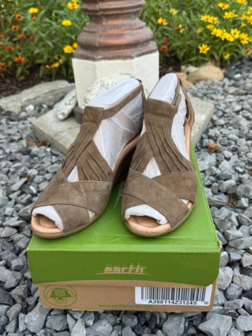 EARTH CURVET SUEDE WEDGE DARK KHAKI 6 W
